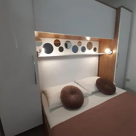 Lucky With Jacuzzi Apartman Trogir