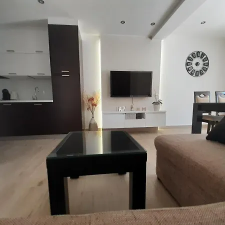 Lucky With Jacuzzi Apartman