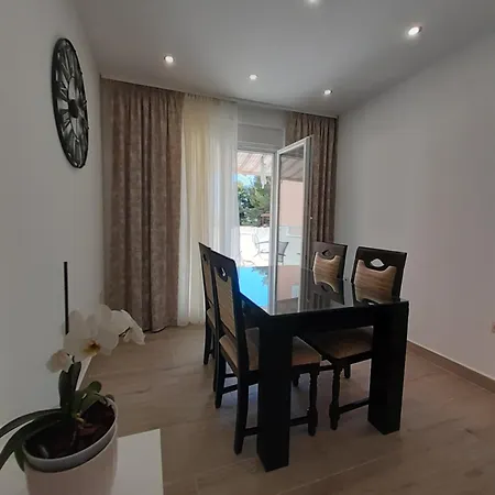 Lucky With Jacuzzi Apartman