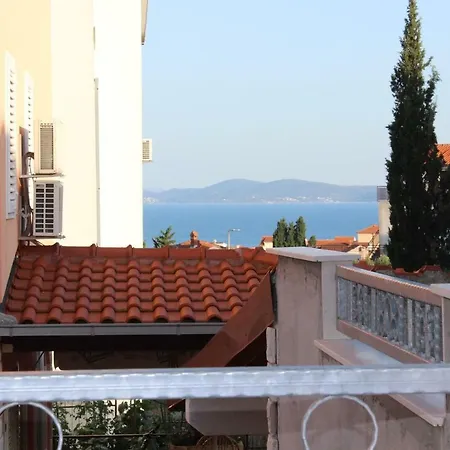 Lucky With Jacuzzi Apartman Trogir