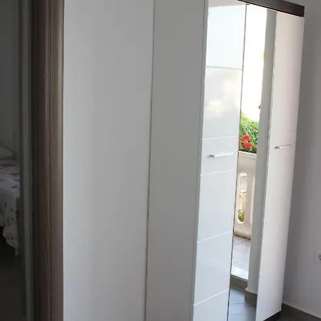 Lucky With Jacuzzi Apartman *